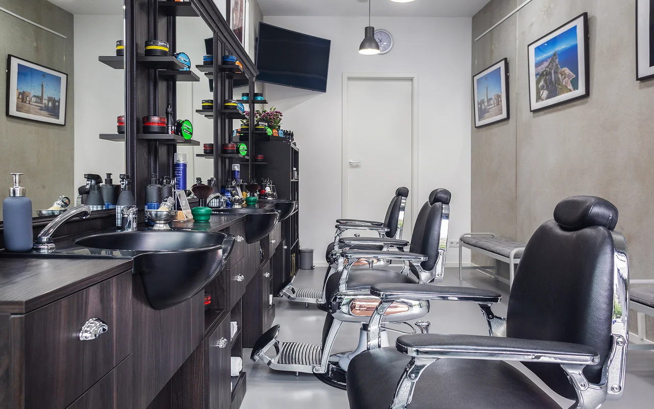 Waschplatz und Barbier-Stühle